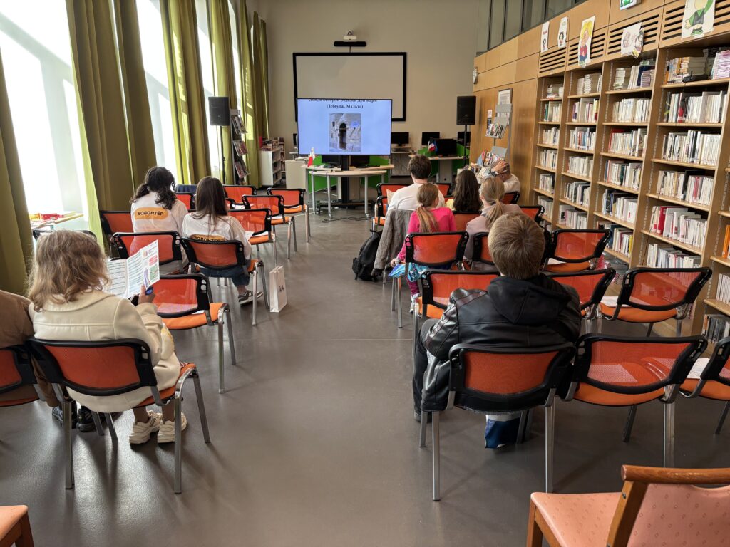 The audience following the online lecture
