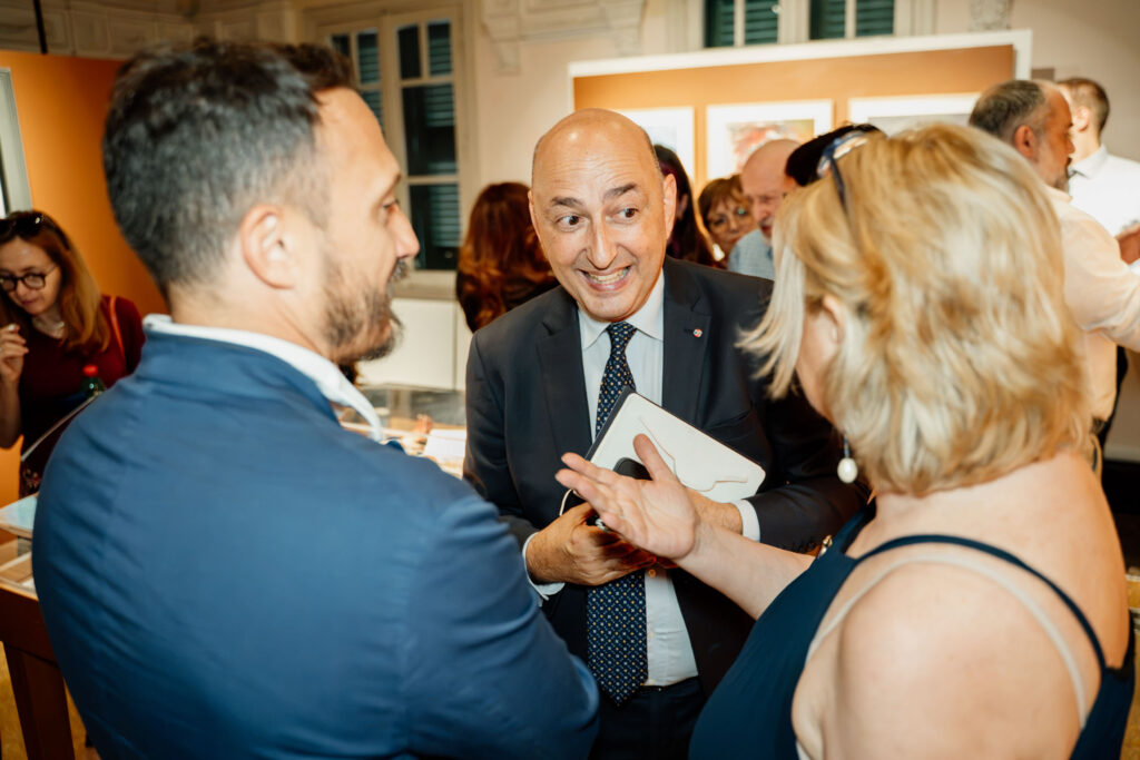 Dr. Sandro Debono, curator of exhibition greeting Dott. Luca Mercuri, Direttore dell'Istituto Pantheon e Castel Sant'Angelo, Direzione Musei nazionali, and Dott.ssa Maria Giuseppina di Monte, Direttrice Museo Hendrik Christian Andersen.